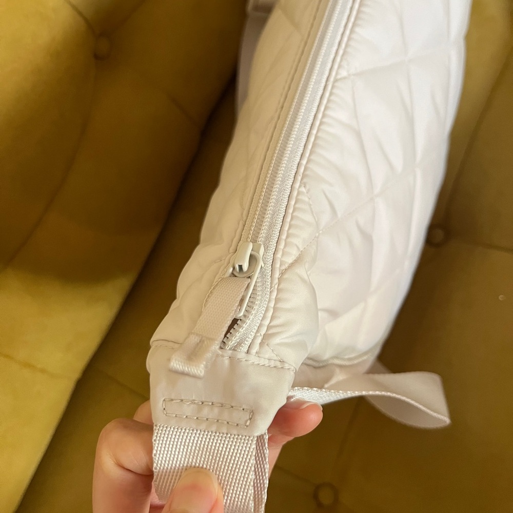 NWOT/ UNIQLO Off White Quilted Shoulder Bag - Picture 3 of 10